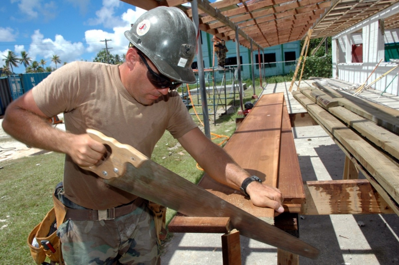 charpentier-ST LEGER-min_worker_construction_building_carpenter_male_job_build_helmet-893290